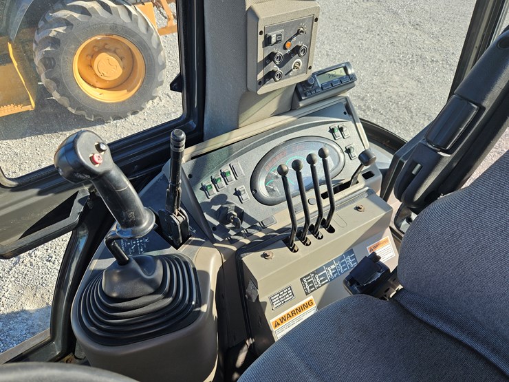 2007-case-570m-xt-image-12