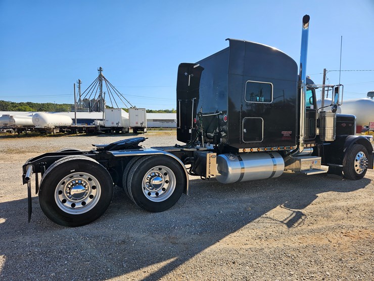 2013-peterbilt-389-image-21