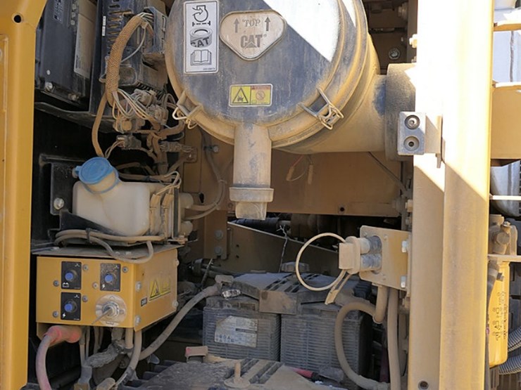 2011-caterpillar-320d-image-22