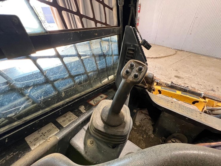 deere-323d-image-25