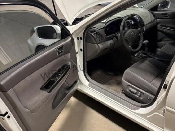 2005-toyota-camry-sdn-image-24