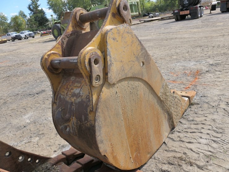 caterpillar-235-image-4