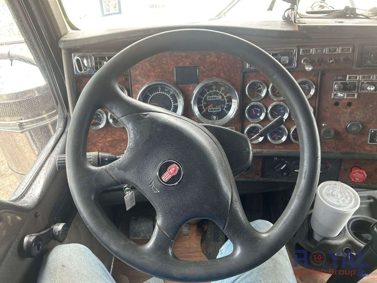 2005-kenworth-w900-image-12