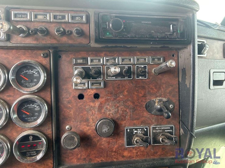 2005-kenworth-w900-image-11