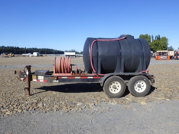 load-trail-12'-t/a-1,065-gallon-water-trailer-image-6