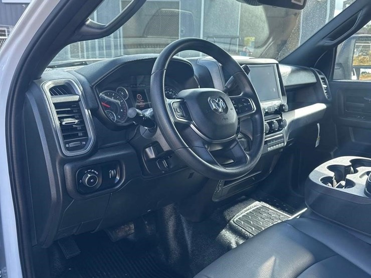 2025-ram-5500-hd-image-38