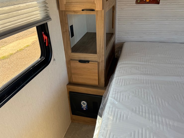 #6895-•-2024-forrest-river-timberwolf-mini-loft-camper-image-43