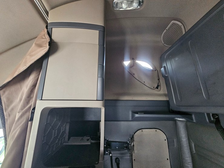 2017-freightliner-cascadia-125-image-66