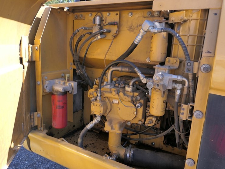 2011-caterpillar-320d-image-24