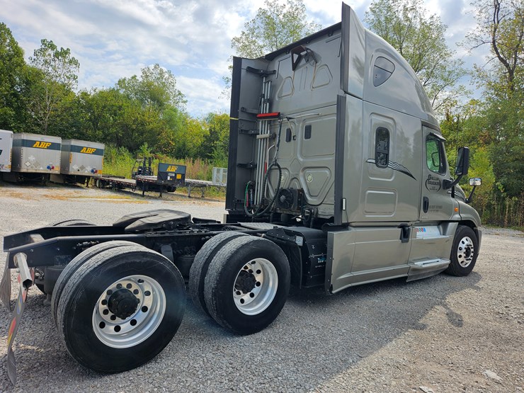 2017-freightliner-cascadia-125-image-18