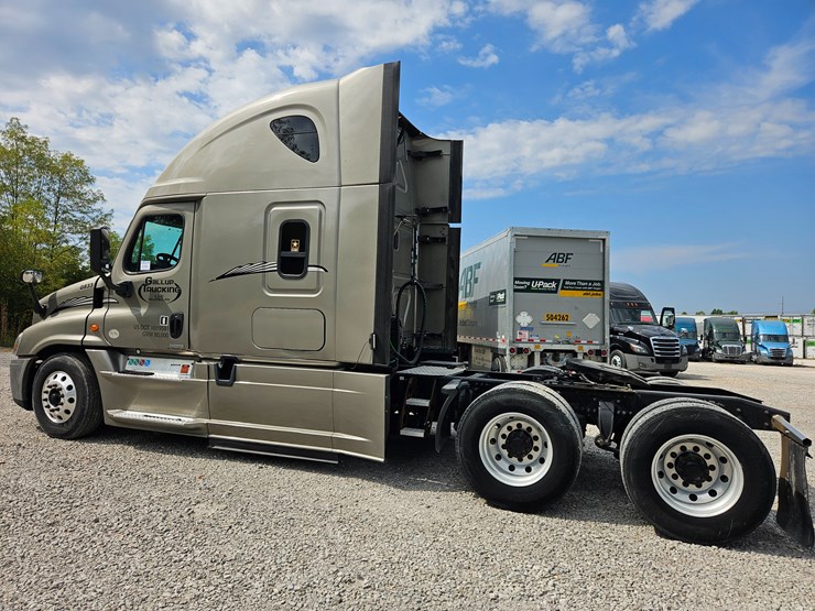 2017-freightliner-cascadia-125-image-10