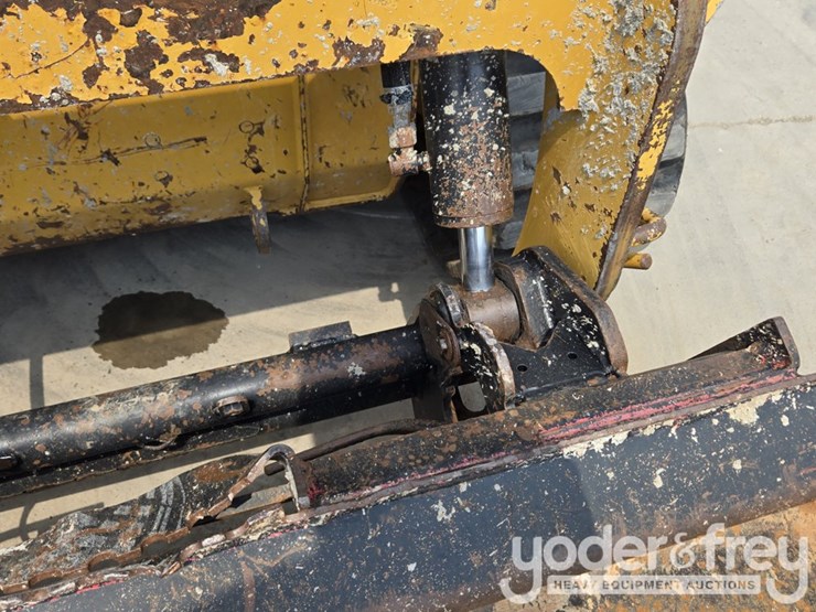 2016-caterpillar-259d-image-22