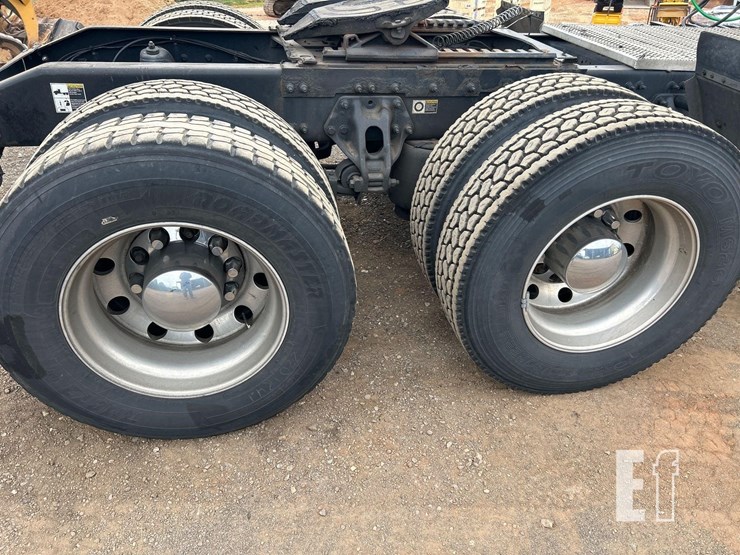 2018-peterbilt-579-image-27