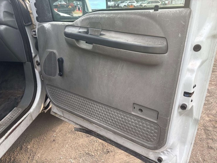2002-ford-f550-image-28