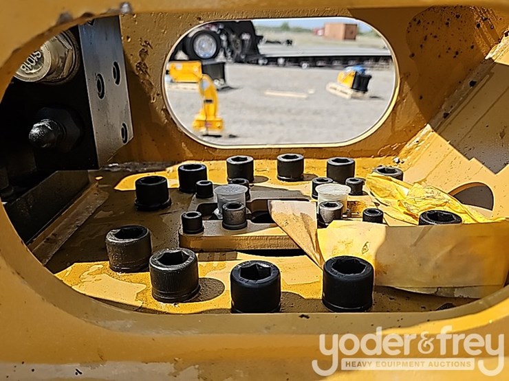 2025-caterpillar-305-image-11