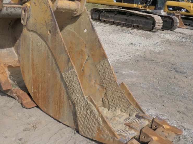 caterpillar-235-image-3