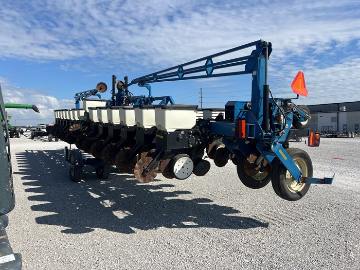 2002-kinze-3600-image-11
