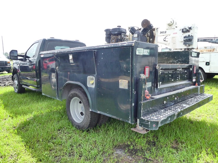 2021-ford-f350-xl-image-3