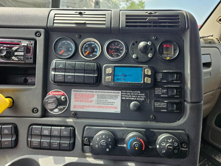 2017-freightliner-cascadia-125-image-61