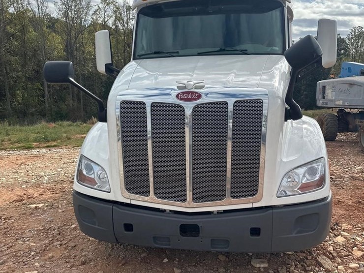 2020-peterbilt-579-image-2