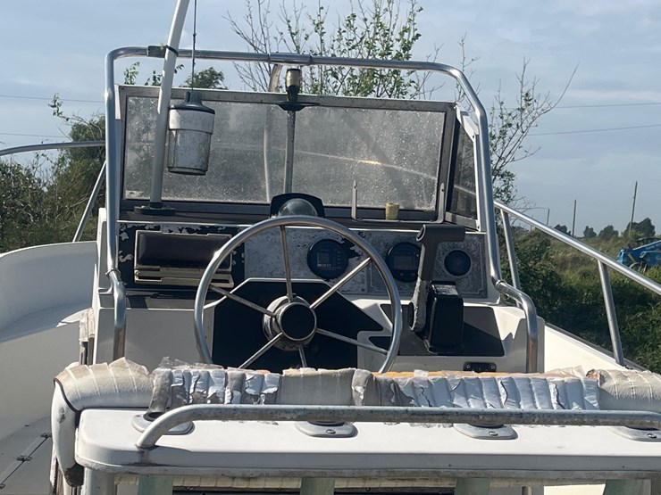 #142-•-boston-whaler-25ft-center-console-boat-with-yamaha-vx-250-engine-image-15