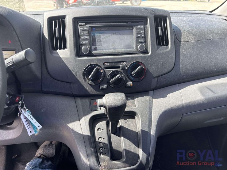 2017-nissam-nv200-cargo-van-image-15