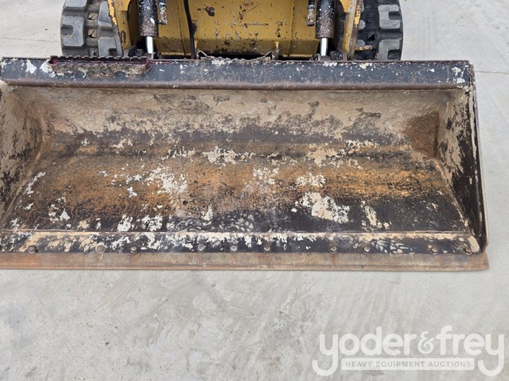 2016-caterpillar-259d-image-11