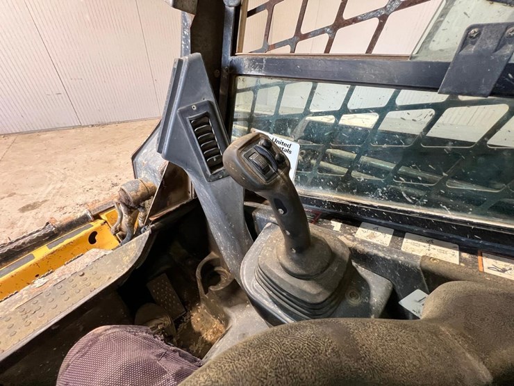 deere-323d-image-26