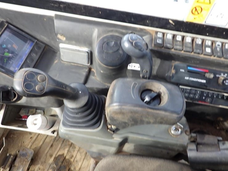 takeuchi-tb240-image-46