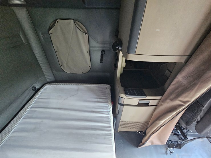 2017-freightliner-cascadia-125-image-67