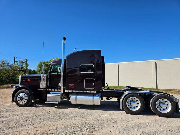 2013-peterbilt-389-image-10