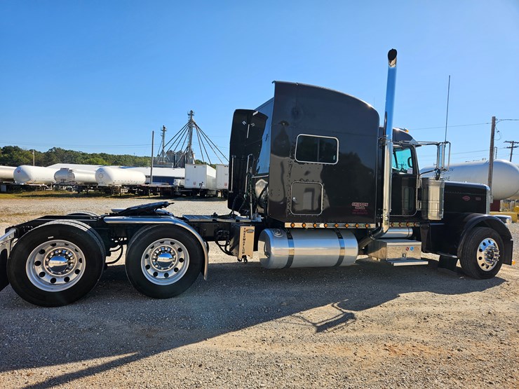 2013-peterbilt-389-image-22