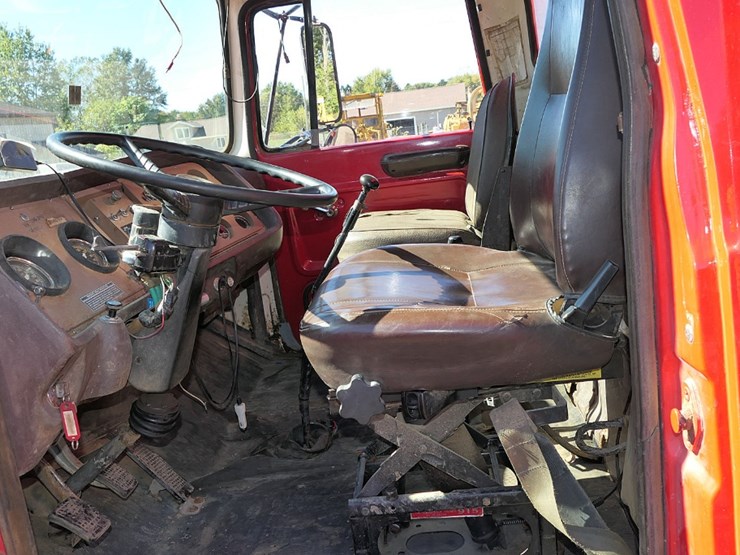 1979-ford-8000-image-26