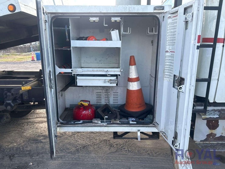 2015-freightliner-m2-106-altec-insulated-forestry-bucket-truck-image-24