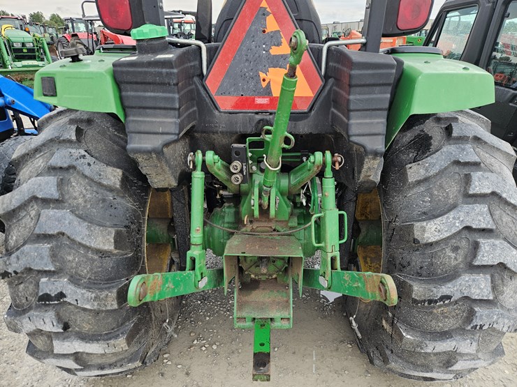 2015-john-deere-4044r-image-16