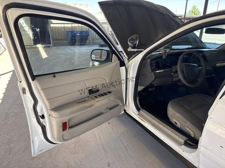 2006-ford-crown-victoria-sdn-image-21