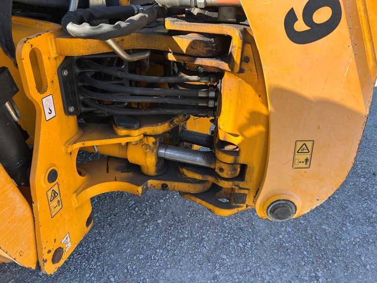 2019-jcb-3cx-image-16