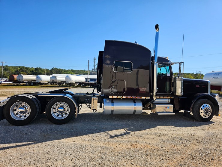 2013-peterbilt-389-image-23