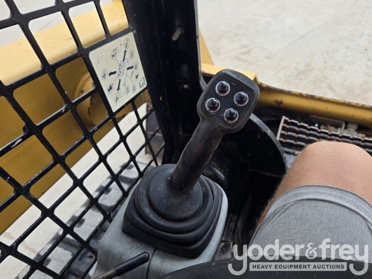 2016-caterpillar-259d-image-47