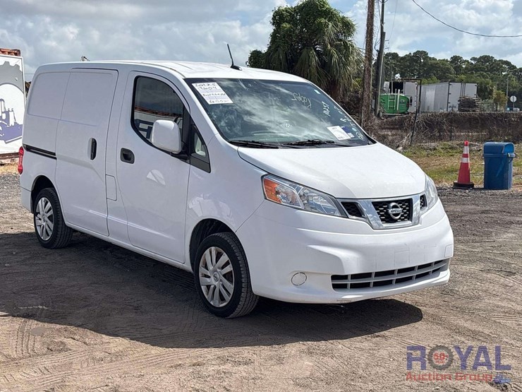 2017-nissam-nv200-cargo-van-image-2