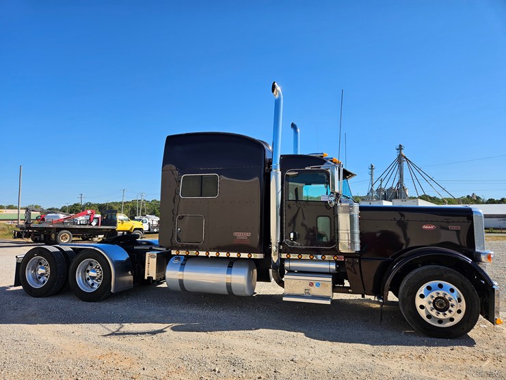 2013-peterbilt-389-image-26