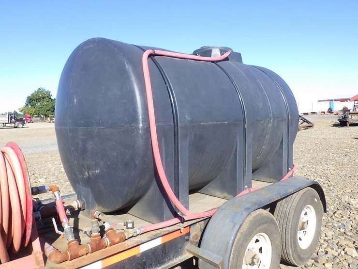 load-trail-12'-t/a-1,065-gallon-water-trailer-image-7