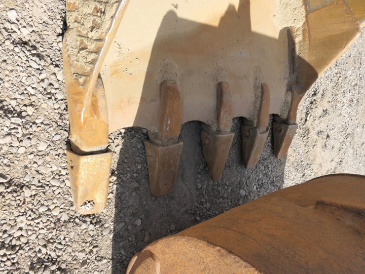 caterpillar-235-image-4