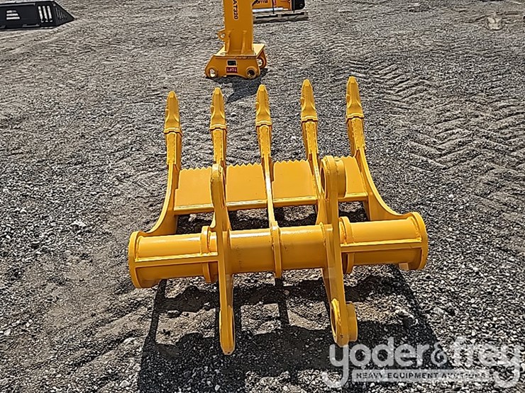 2025-caterpillar-320-image-4