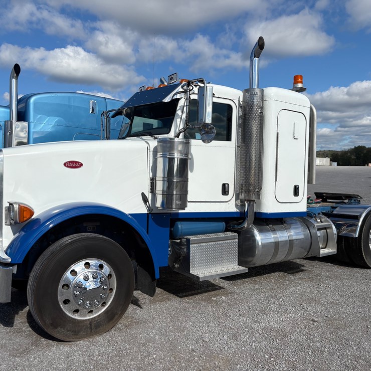 #29320 • PETERBILT TANDEM AXLE TRUCK TRACTOR