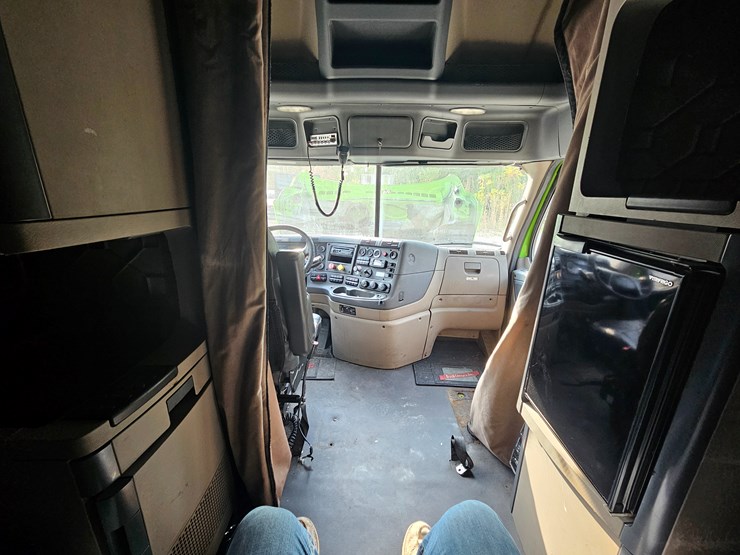 2017-freightliner-cascadia-125-image-70