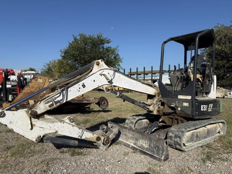 2013-bobcat-e32-image-1