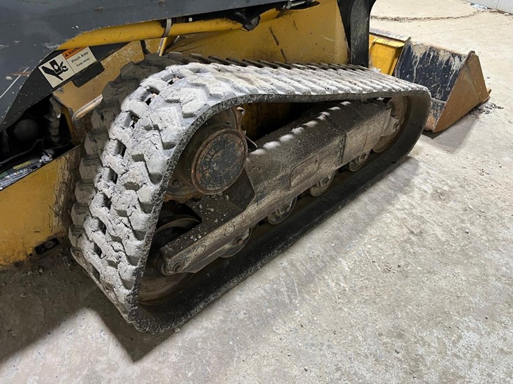 deere-323d-image-18