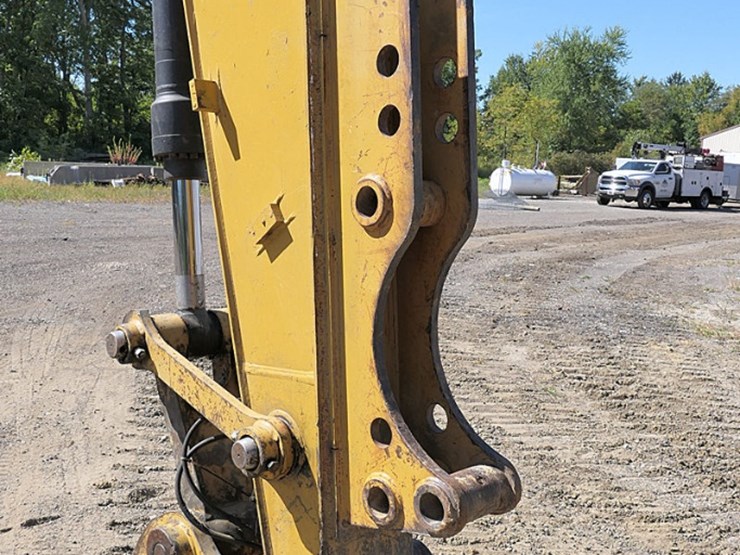 2011-caterpillar-320d-image-9