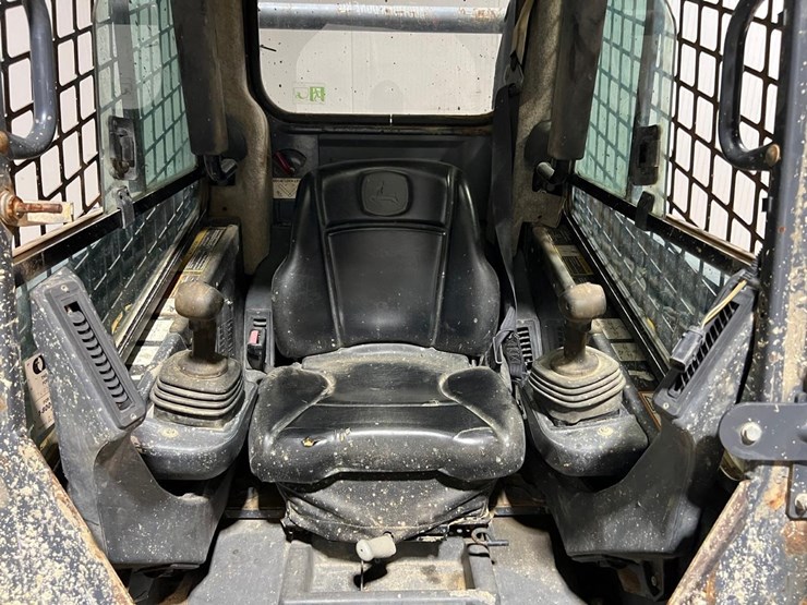 deere-323d-image-22